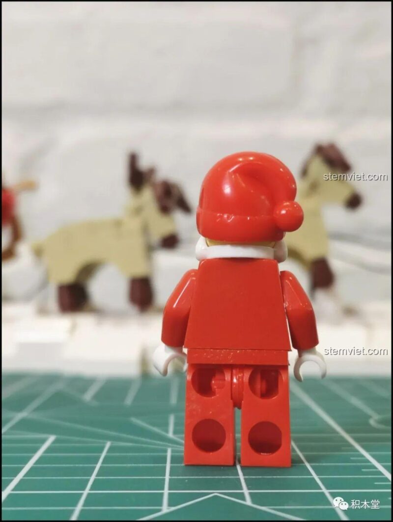 Minifigure Ông già Noel với bộ râu trắng và trang phục đỏ đặc trưng.