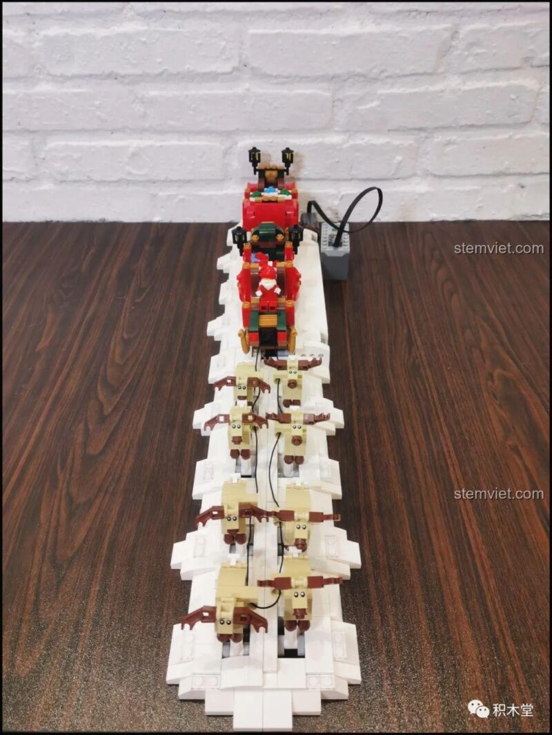 Mặt sau của minifigure Ông già Noel trong bộ lắp ghép 10015.