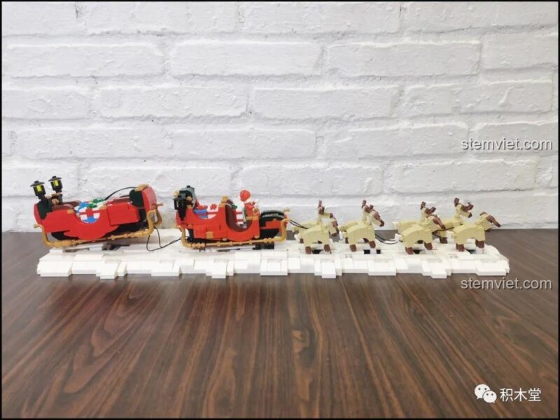 Toàn cảnh mô hình Mould King 10015 Xe Trượt Tuyết Của Ông Già Noel nhìn từ trên cao.