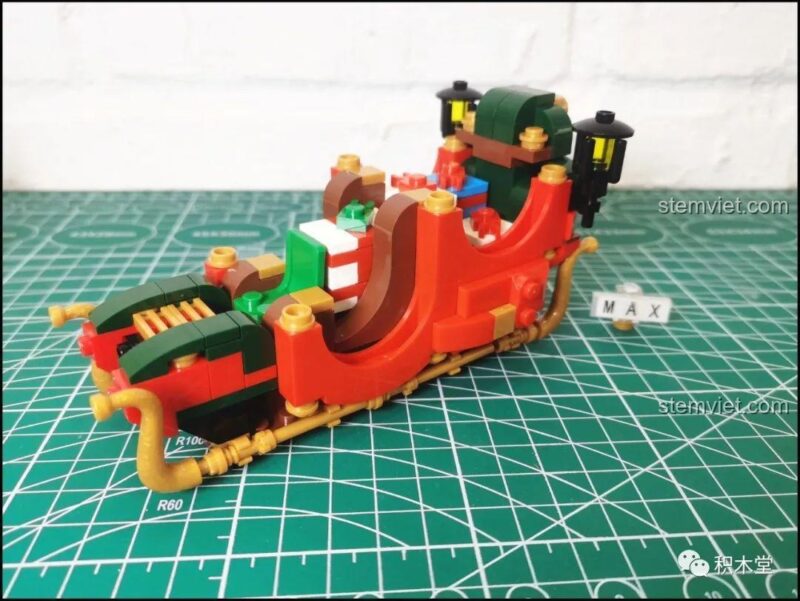 Cỗ xe trượt tuyết chính được trang trí với đèn và các chi tiết vàng óng.