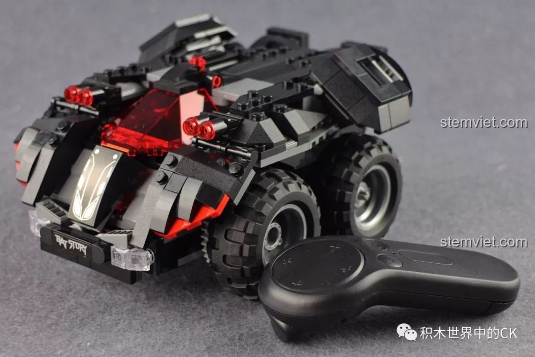 Mô hình xe Batmobile 13020 hoàn chỉnh cùng bộ điều khiển từ xa, sẵn sàng để chạy thử. Nhận xét Mould King 13020.