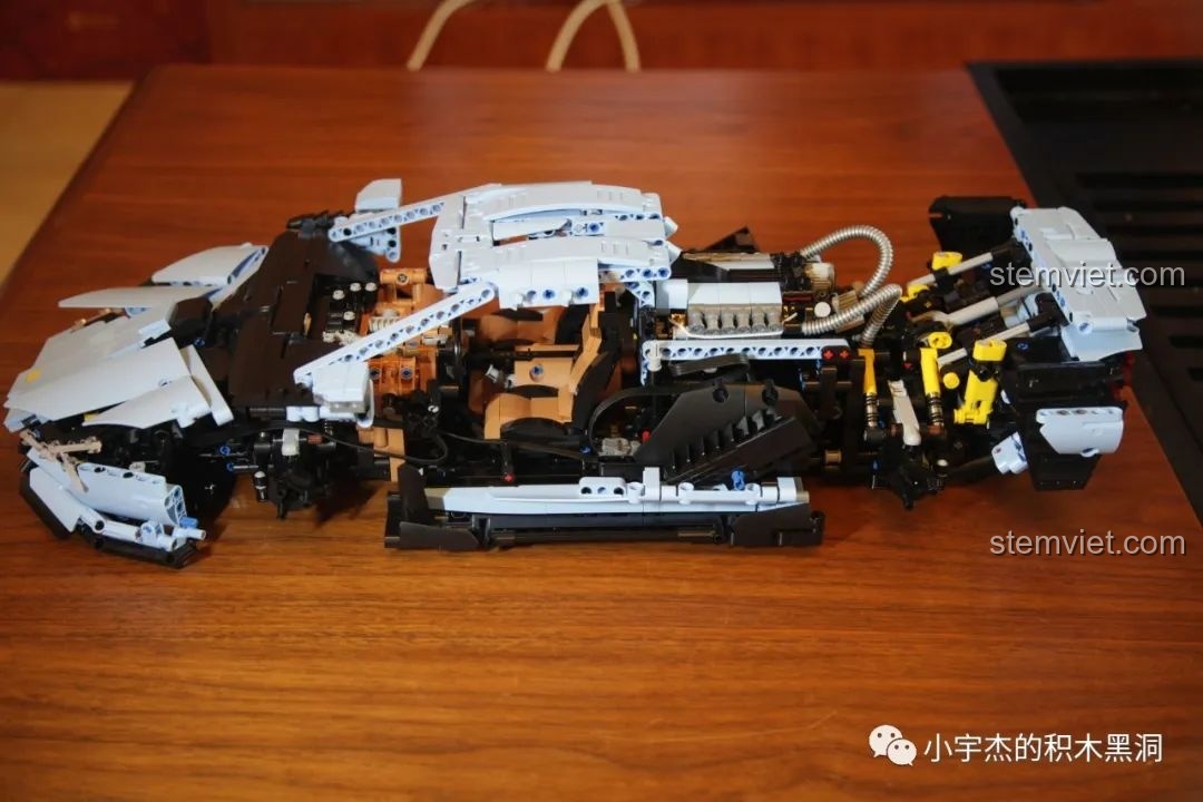 Góc nhìn khác của bánh xe và lốp Mould King 13056 Lamborghini Hyper, cho thấy độ hoàn thiện và khớp nối.