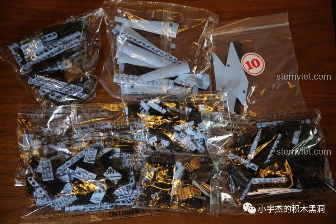 Góc nhìn khác của siêu xe Mould King 13056 Lamborghini Hyper sau khi lắp bánh, cho thấy sự cân đối.