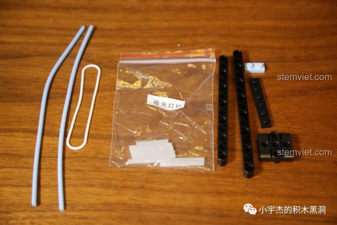 Góc nhìn khác của hai chi tiết cong mới của Mould King 13056 Lamborghini Hyper, cho thấy độ hoàn thiện.