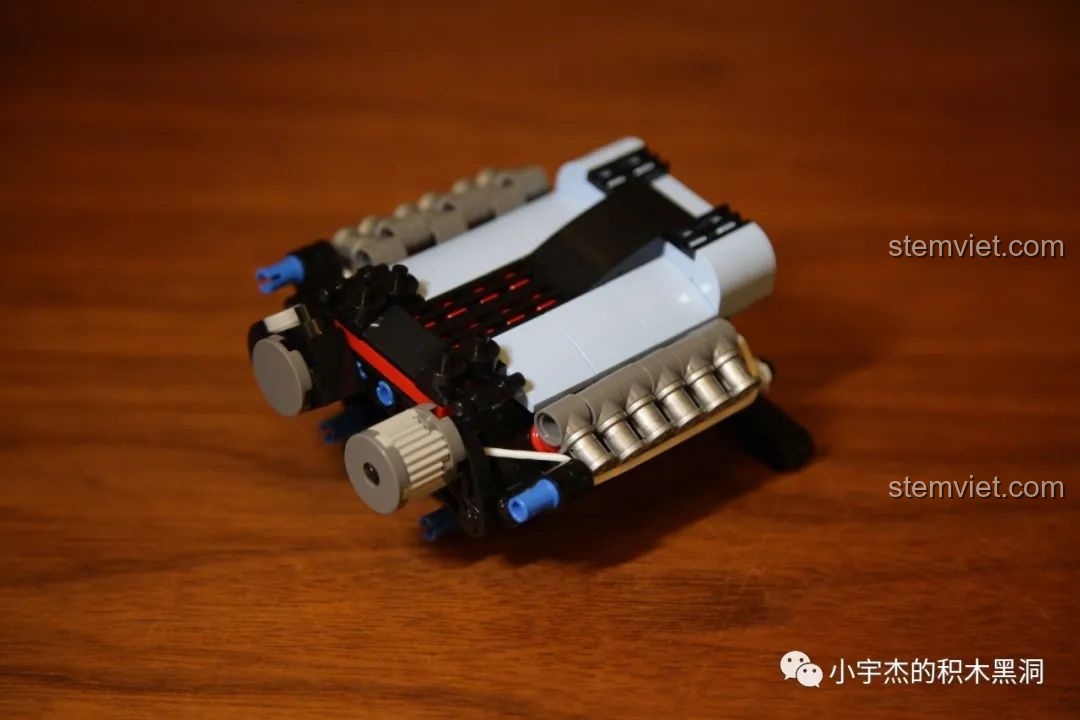 Các chi tiết cửa và cánh gió của Mould King 13056 Lamborghini Hyper được lắp ráp riêng biệt.