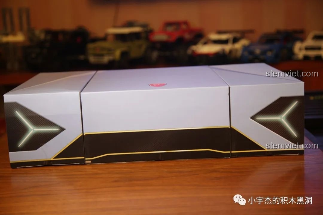 Mặt sau của các hộp nhỏ bên trong bộ lắp ráp Mould King 13056 Lamborghini Hyper, tạo thành hình ảnh đèn hậu và ống xả.