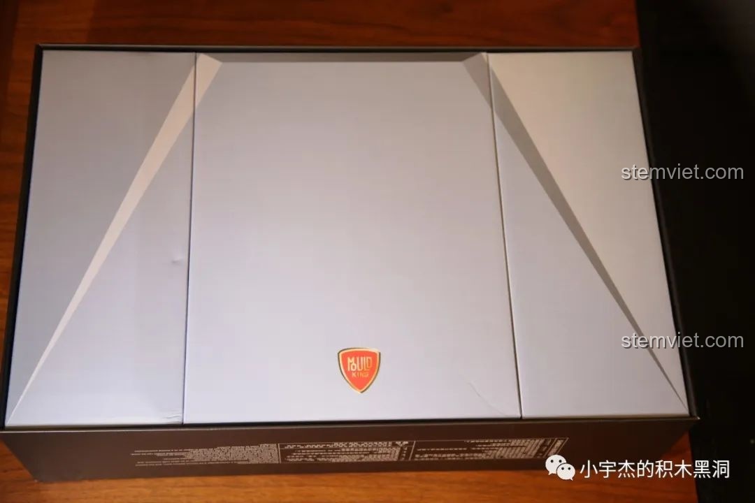 Ba hộp nhỏ bên trong hộp đồ chơi lắp ráp Mould King 13056 Lamborghini Hyper, được sắp xếp gọn gàng.