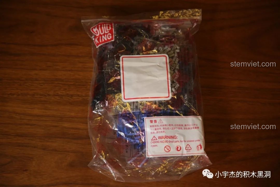 Các mảnh ghép nhỏ của Mould King 13056 Lamborghini Hyper được phân loại vào các hộp nhựa, giúp quản lý dễ dàng.