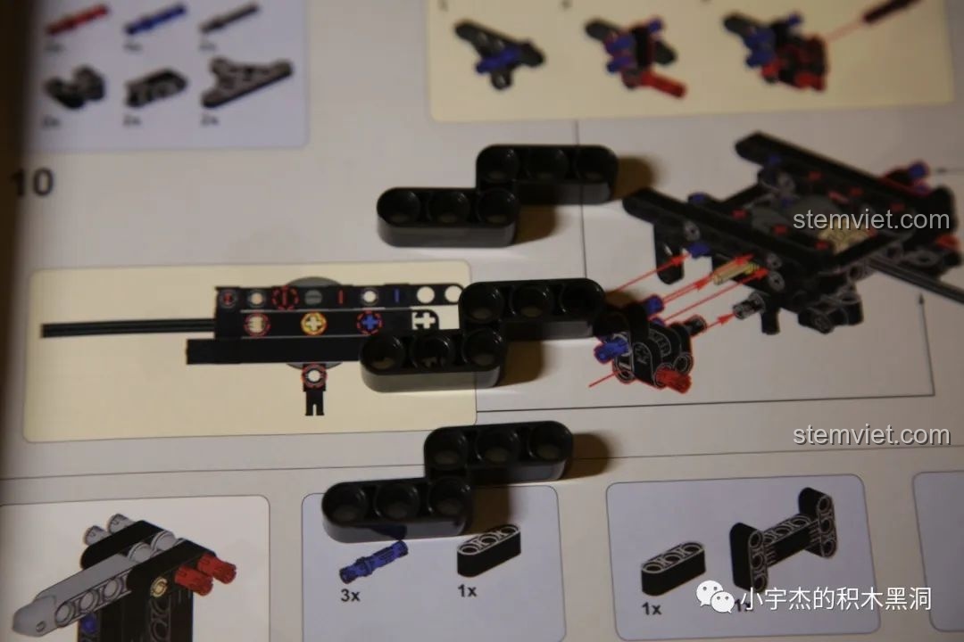 Phần khung gầm và hệ thống treo của Mould King 13056 Lamborghini Hyper dần hình thành, cho thấy cấu trúc phức tạp.