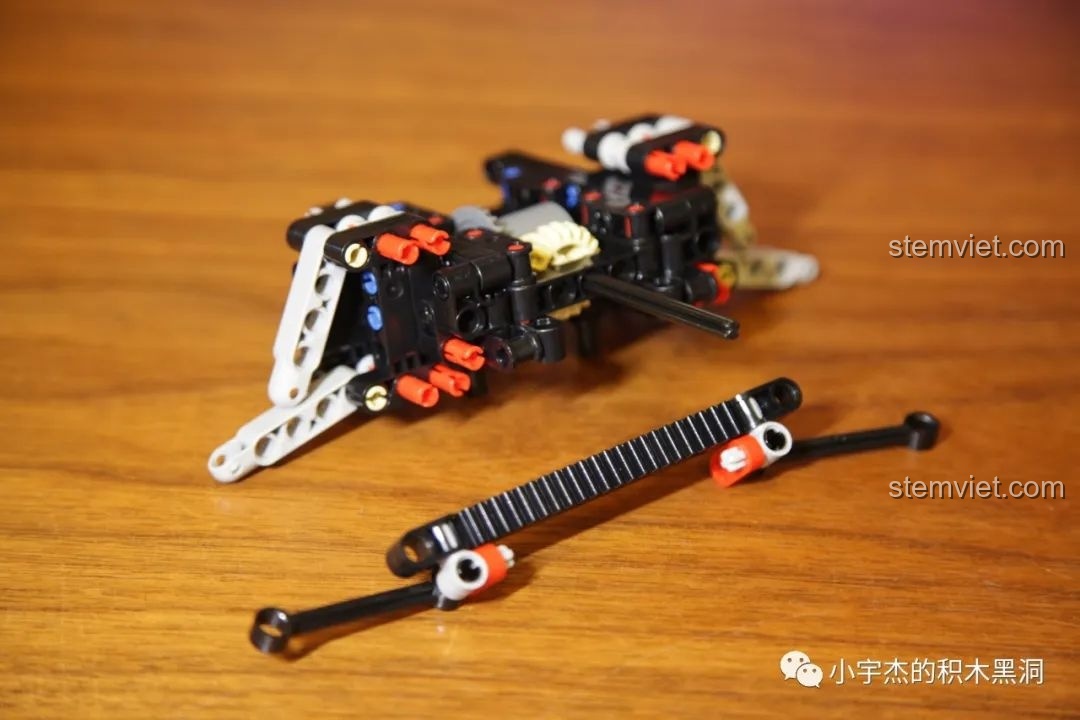 Cận cảnh các chi tiết khung gầm và hệ thống treo của Mould King 13056 Lamborghini Hyper từ góc nhìn khác.