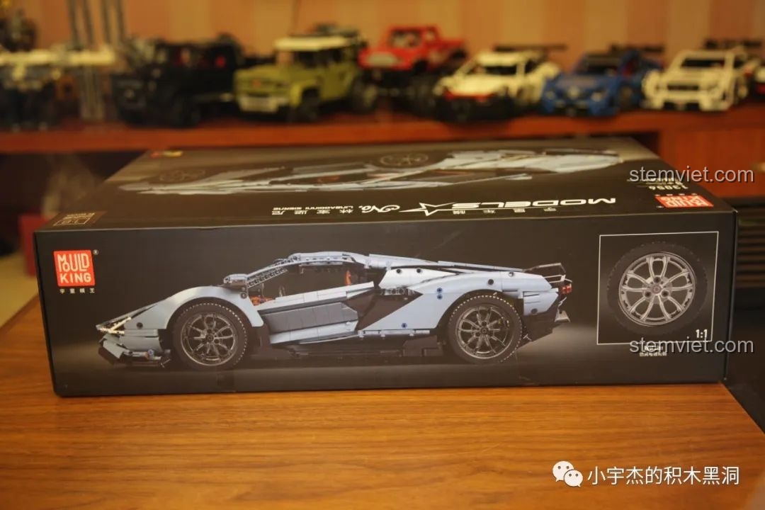 Mặt bên hộp đồ chơi lắp ráp Mould King 13056 Lamborghini Hyper, hiển thị hình ảnh siêu xe và chi tiết bánh xe mạ điện tỉ lệ 1:1.