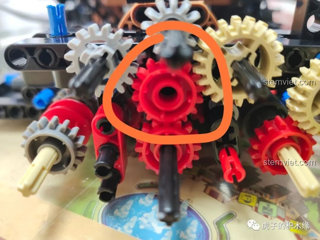 Chi tiết bánh răng đỏ cần đặt đúng vị trí trong bộ Mould King 13056 Lamborghini Hyper.