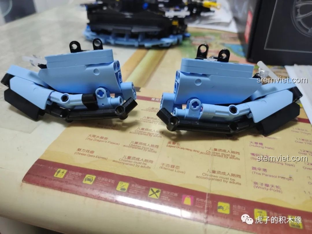 Hai chi tiết đầu xe đã được lắp ráp của bộ Mould King 13056 Lamborghini Hyper.