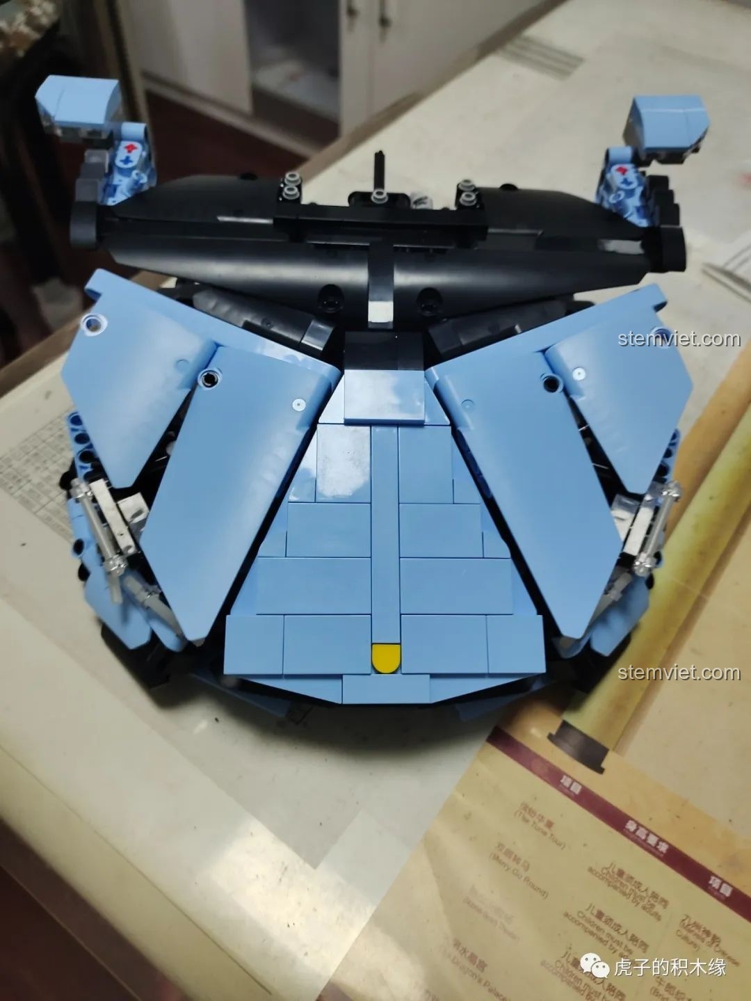 Phần đầu xe đang được lắp ráp của mô hình Mould King 13056 Lamborghini Hyper.