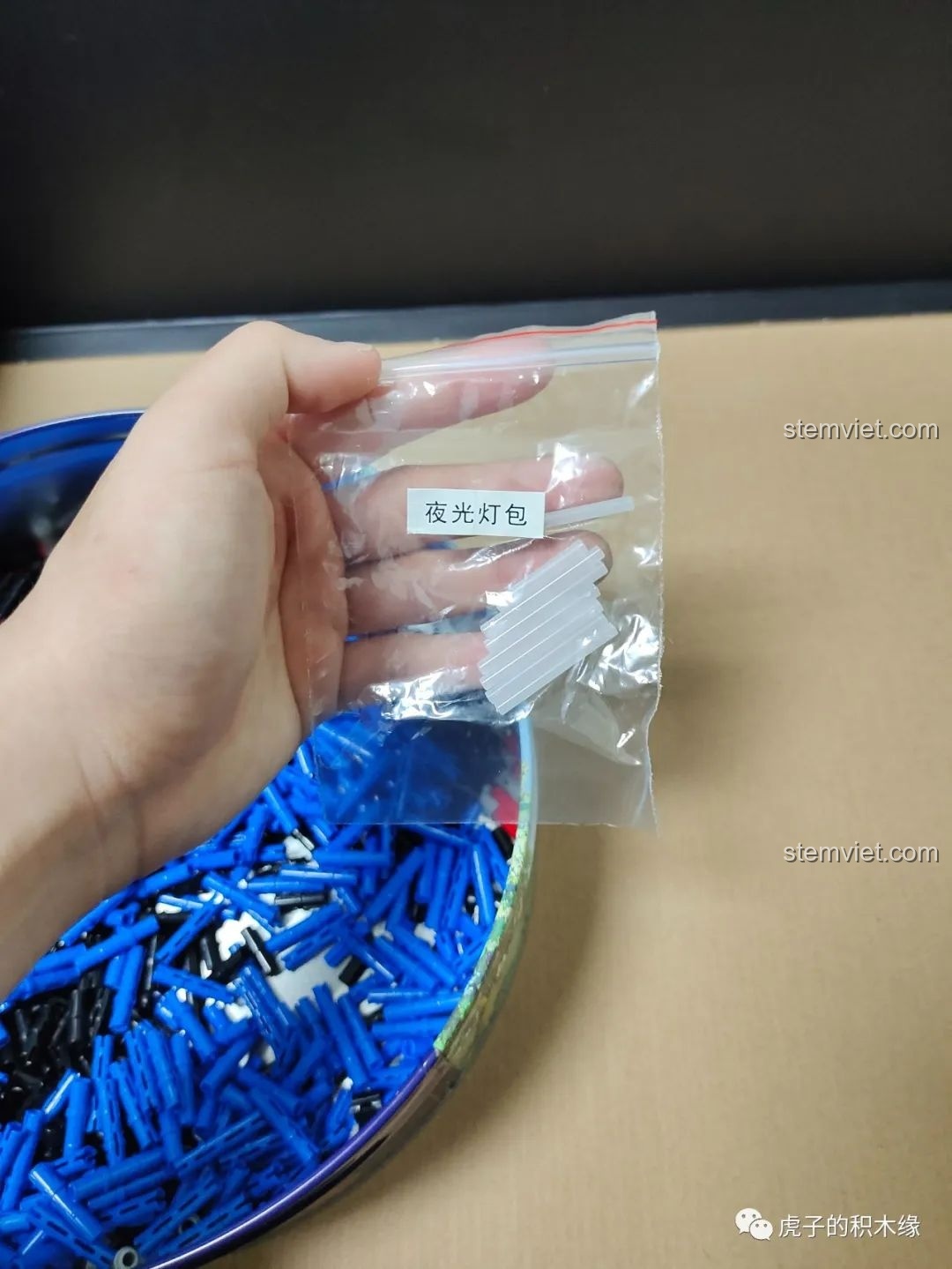 Túi đèn dạ quang độc quyền cho phiên bản đầu tiên của bộ Mould King 13056 Lamborghini Hyper.