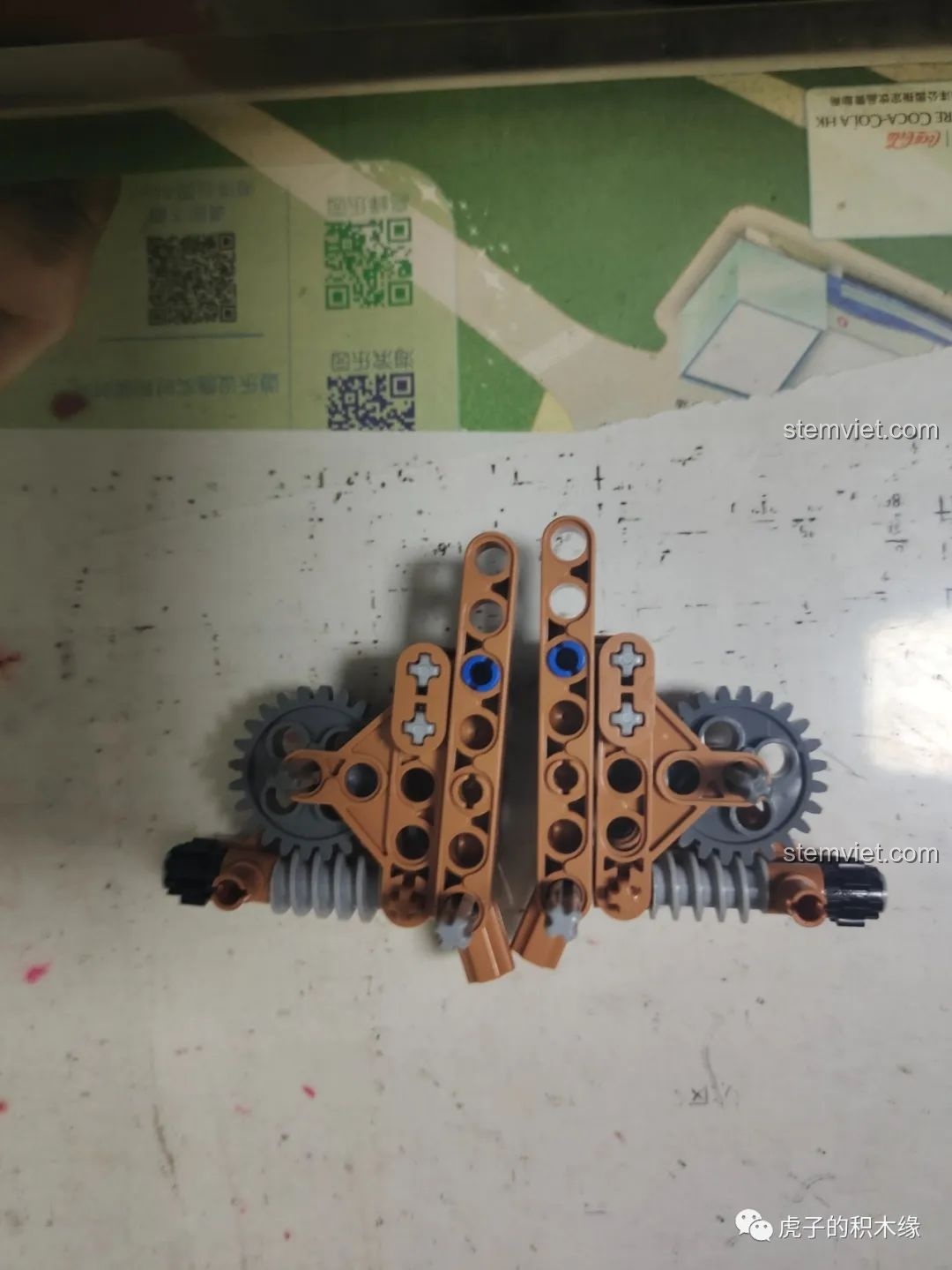 Các chi tiết điều khiển cửa xe và cánh gió của mô hình Mould King 13056 Lamborghini Hyper.