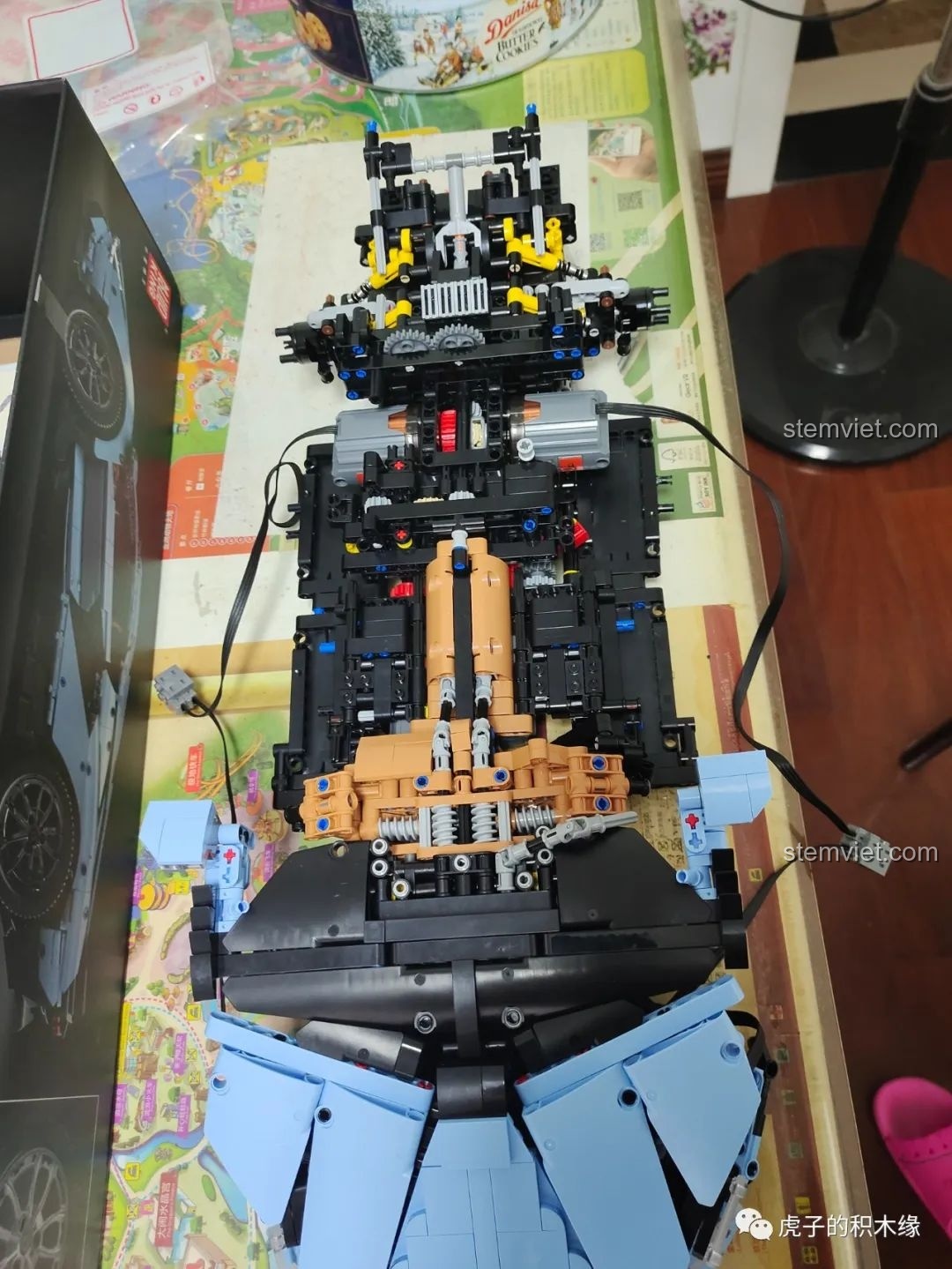 Động cơ V12 của mô hình Mould King 13056 Lamborghini Hyper, chi tiết và mạnh mẽ.