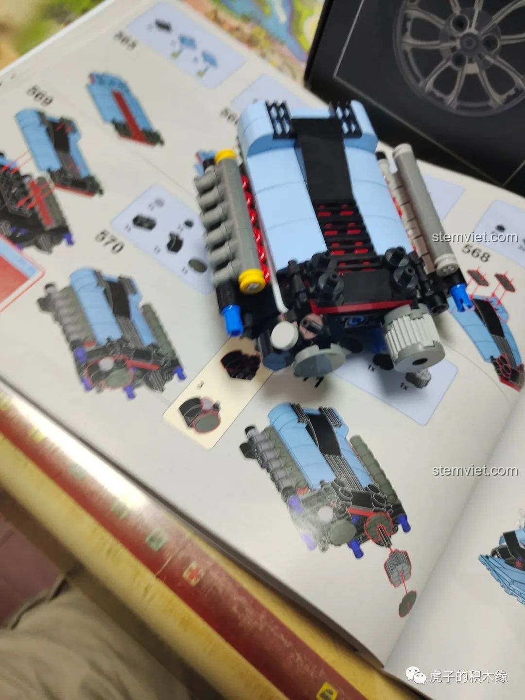 Ghế ngồi đã được lắp vào thân xe của mô hình Mould King 13056 Lamborghini Hyper.