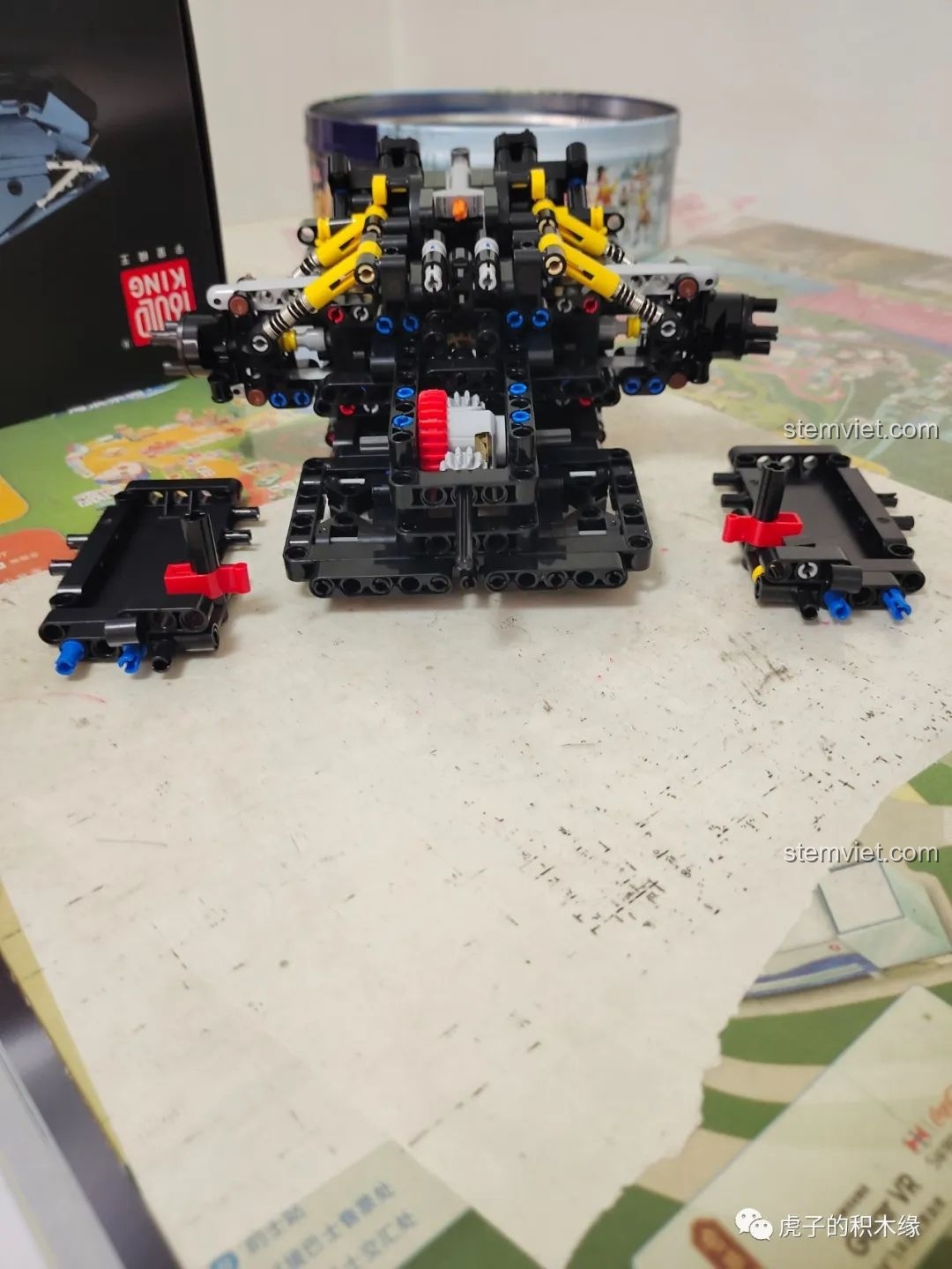 Quá trình hợp thể các phần của mô hình Mould King 13056 Lamborghini Hyper, cần sự cẩn thận.