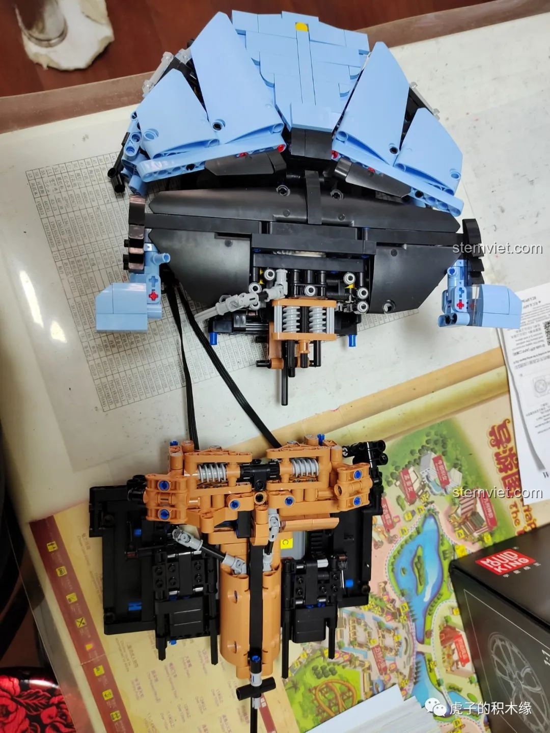 Kết nối phần đầu và thân xe của mô hình Mould King 13056 Lamborghini Hyper.