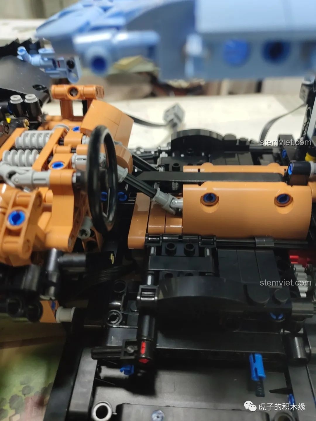 Ống xả mạ chrome của mô hình Mould King 13056 Lamborghini Hyper, tạo điểm nhấn sang trọng.