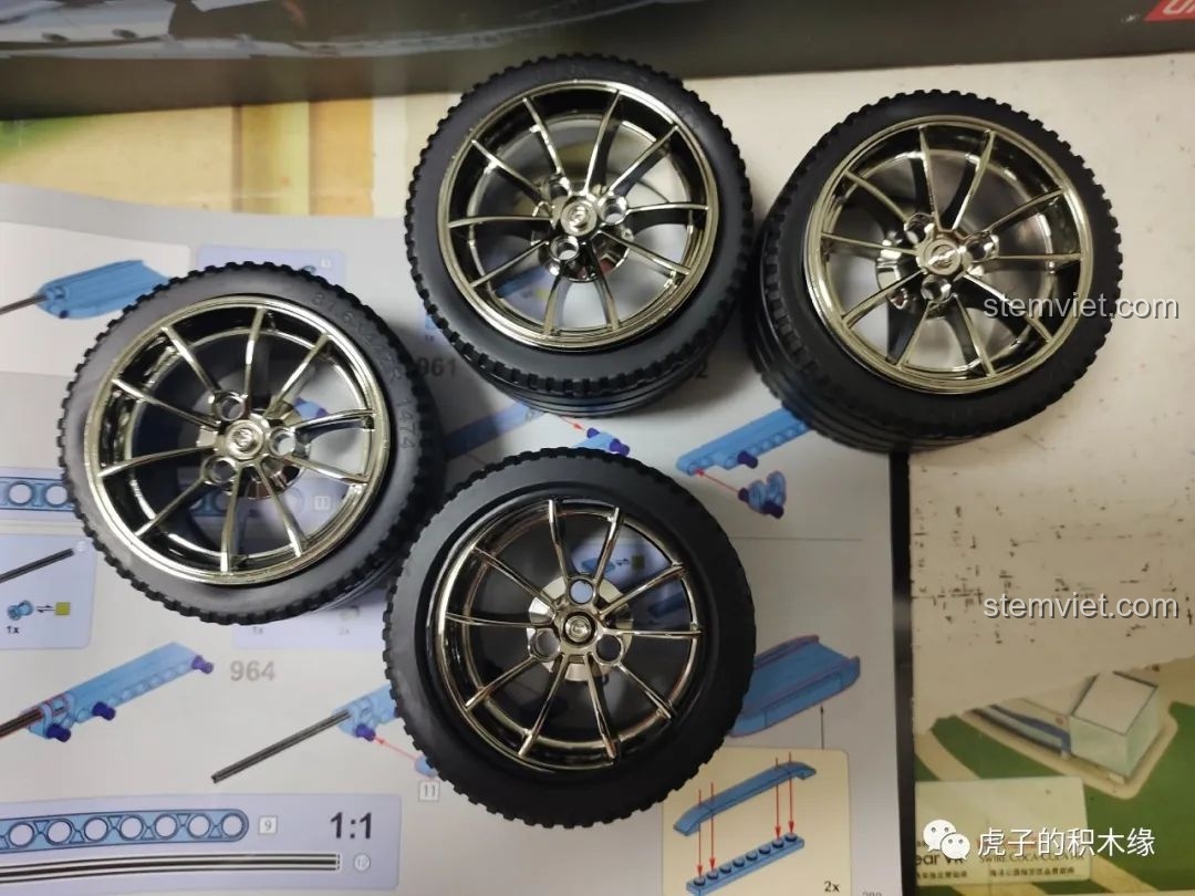 Phần 4 của quá trình lắp ráp Mould King 13056 Lamborghini Hyper (Bước 220-321), động cơ và nội thất.