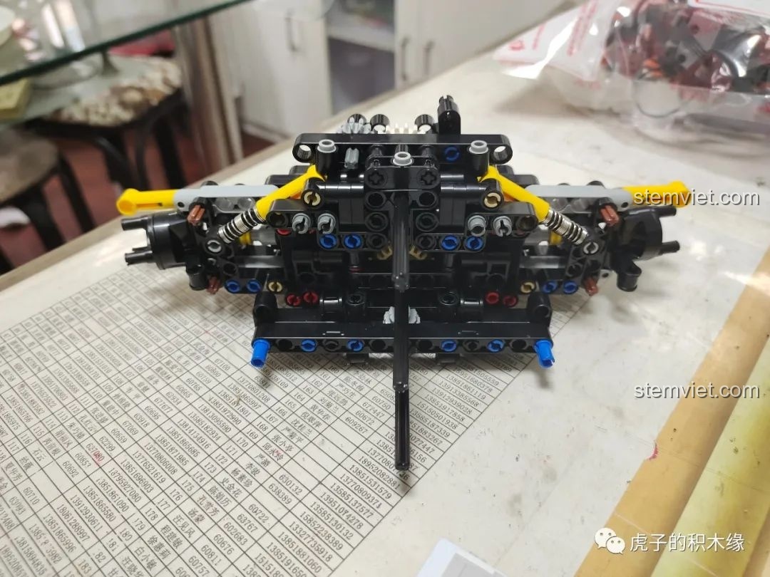 Phần 5 của quá trình lắp ráp Mould King 13056 Lamborghini Hyper (Bước 321-390), bánh răng và cầu sau.