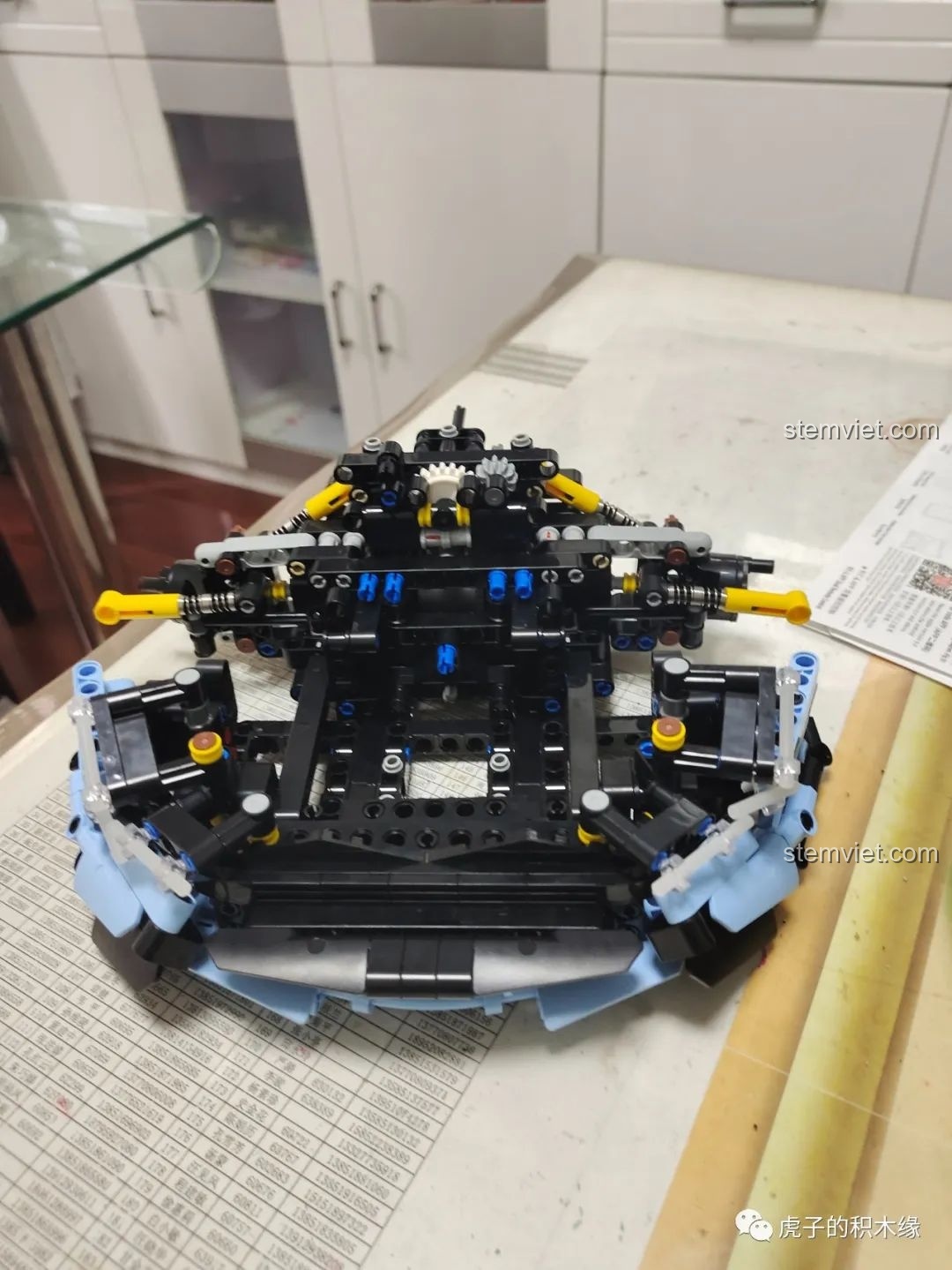 Phần 6 của quá trình lắp ráp Mould King 13056 Lamborghini Hyper (Bước 390-439), cầu sau và cánh gió.