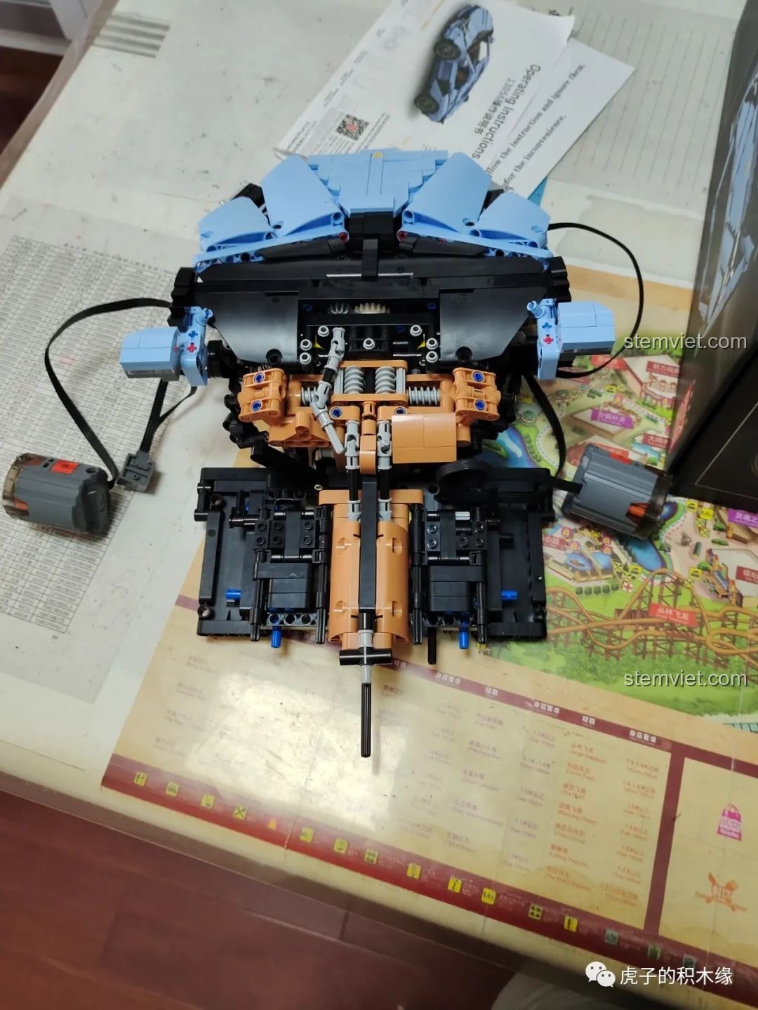 Phần 8 của quá trình lắp ráp Mould King 13056 Lamborghini Hyper (Bước 530-625), động cơ V12 và mui xe.