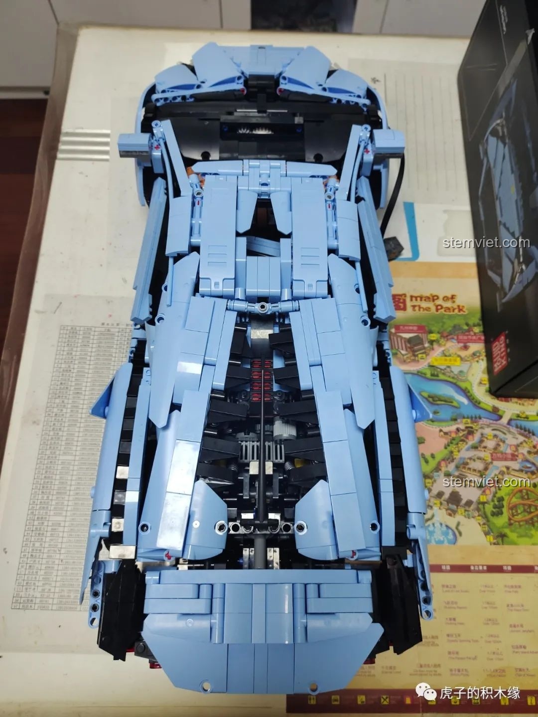 Toàn cảnh mô hình Mould King 13056 Lamborghini Hyper đã hoàn thành, nhìn từ bên hông.