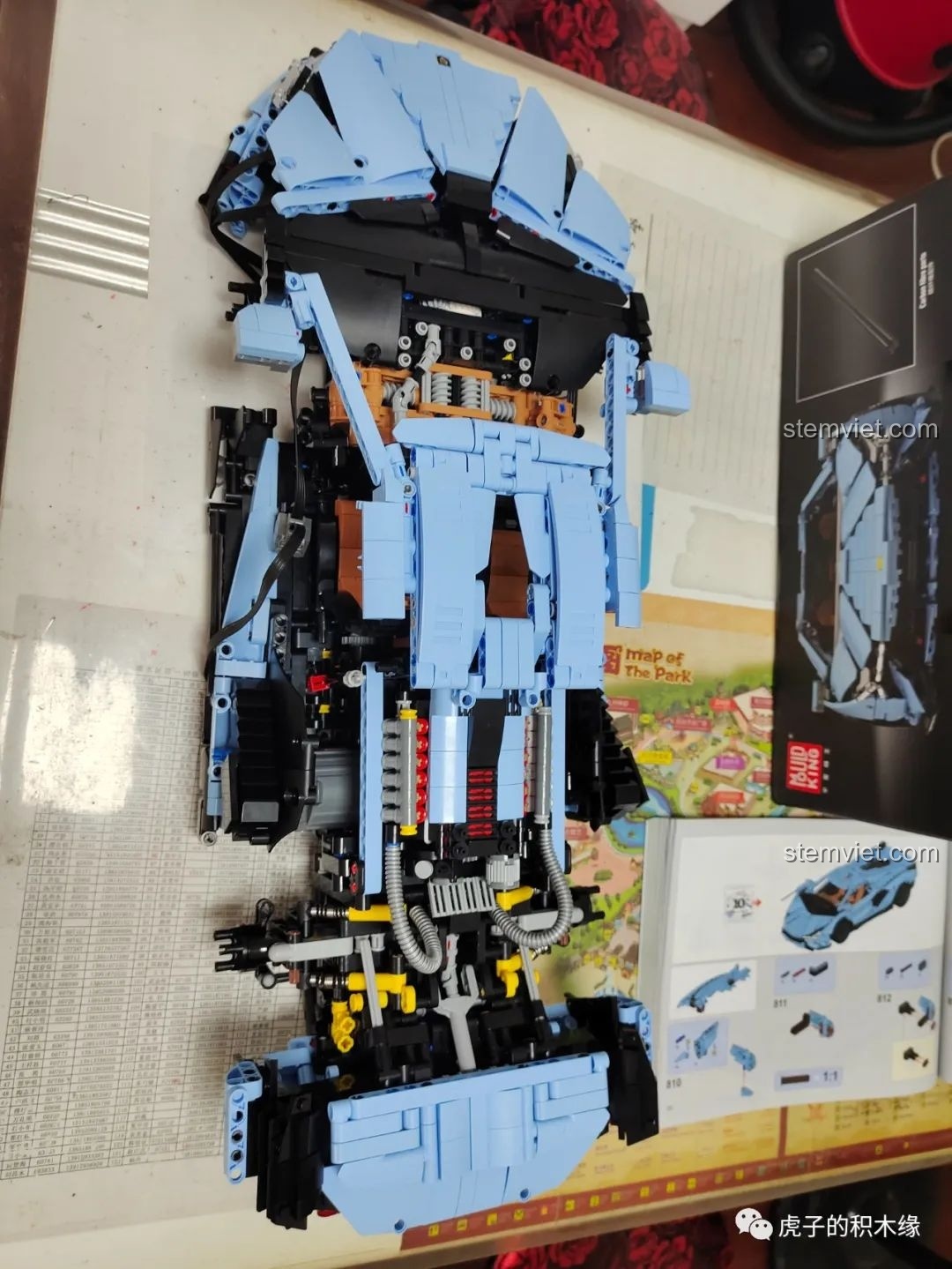 Mô hình Mould King 13056 Lamborghini Hyper đã hoàn thành, nhìn từ phía sau.