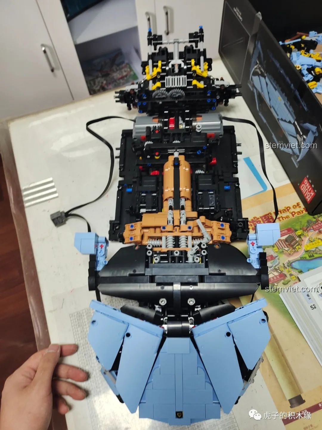 Mô hình Mould King 13056 Lamborghini Hyper đã hoàn thành, nhìn từ trên xuống.