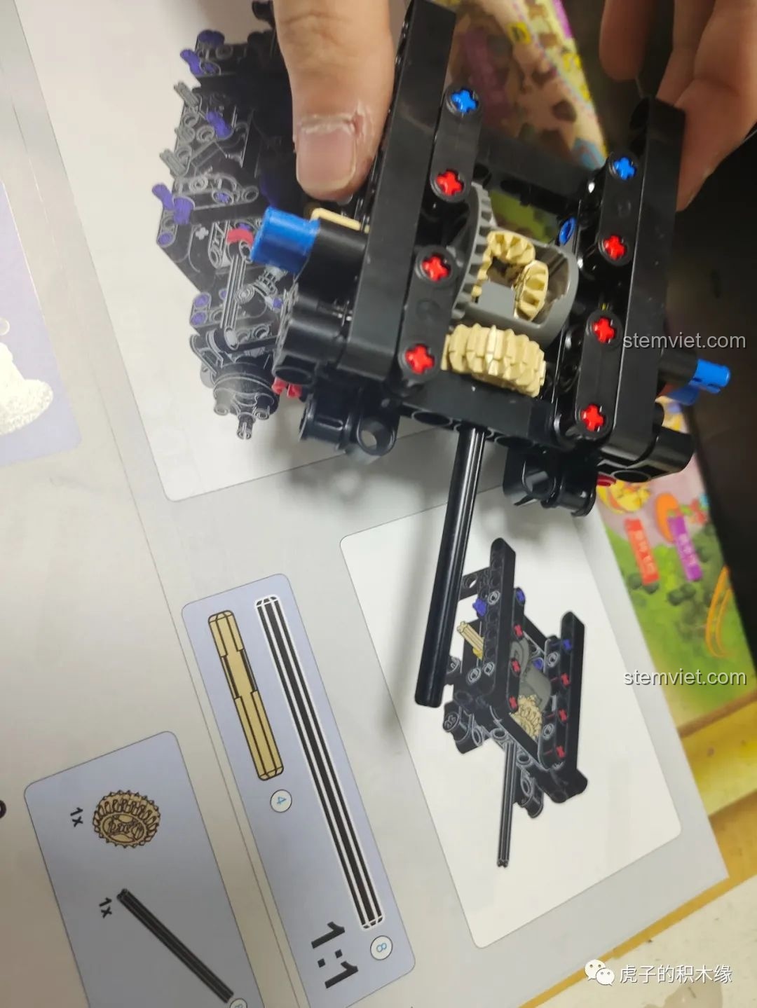 Chi tiết trục chữ thập đen số 8 trong quá trình lắp ráp Mould King 13056 Lamborghini Hyper.