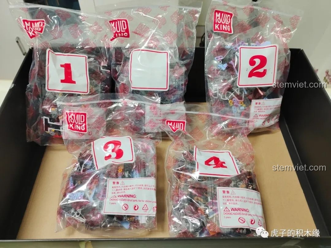 Các túi mảnh ghép được đánh số thứ tự từ 1-4 trong hộp đồ chơi Mould King 13056 Lamborghini Hyper.