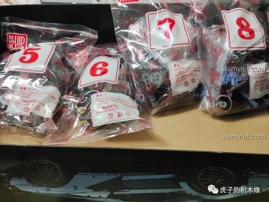 Các túi mảnh ghép được đánh số thứ tự từ 5-8 trong hộp đồ chơi Mould King 13056 Lamborghini Hyper.