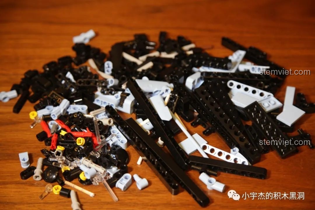 Minh họa chi tiết cách lắp ráp các thanh trục và khớp nối của Mould King 13056 Lamborghini Hyper, đảm bảo độ chính xác.