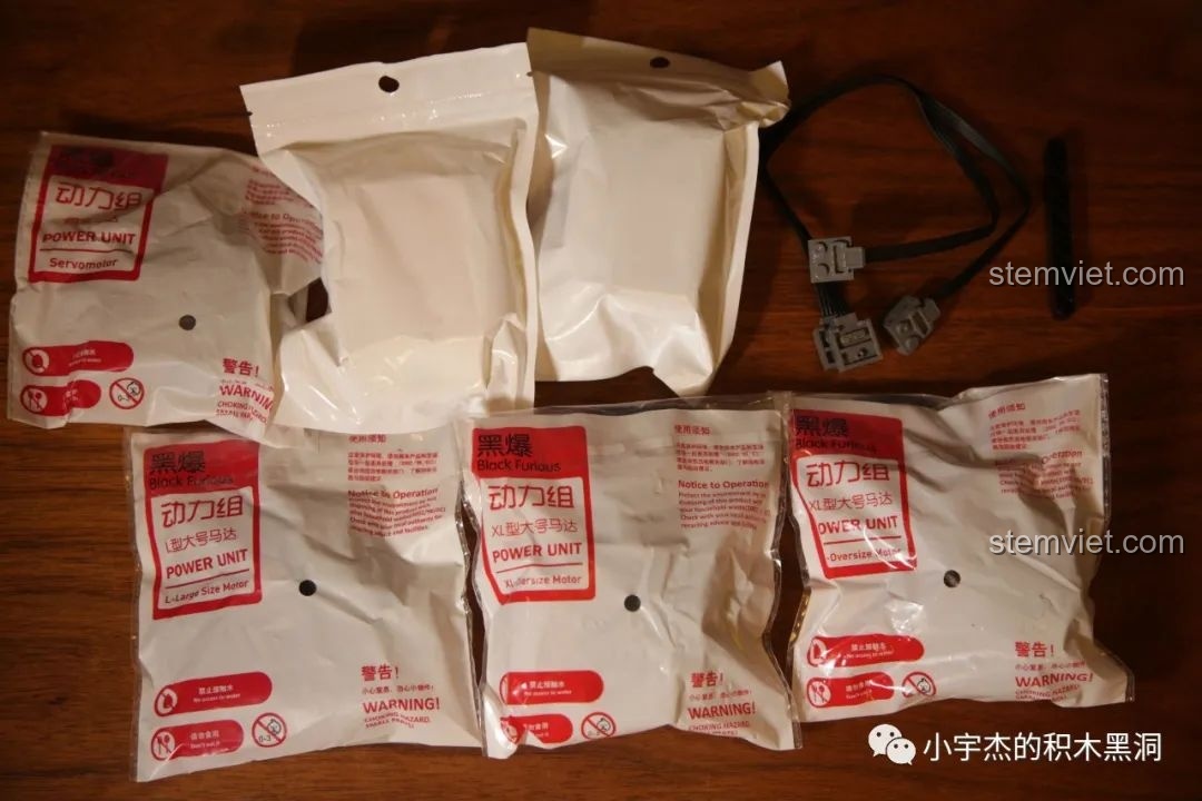 Toàn bộ linh kiện Power Functions của Mould King 13056 Lamborghini Hyper: pin, điều khiển, tua vít, dây nối dài, động cơ XL và L, servo motor.