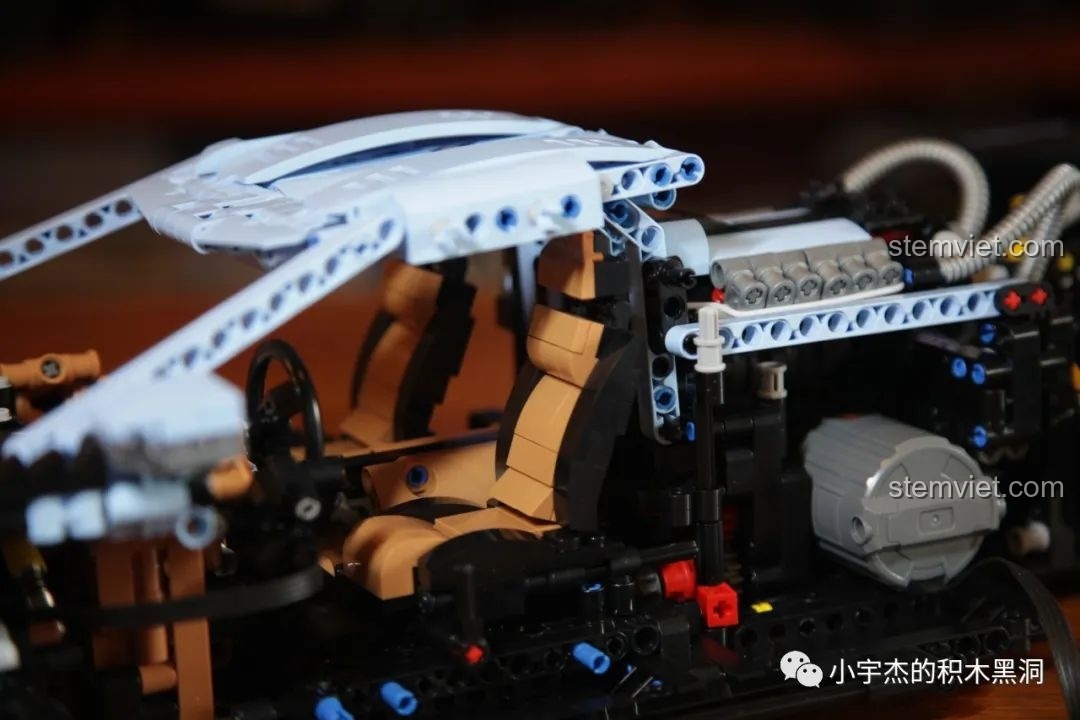 Các mảnh ghép còn lại sau khi hoàn thành bộ lắp ráp Mould King 13056 Lamborghini Hyper, cho thấy có mảnh thừa.