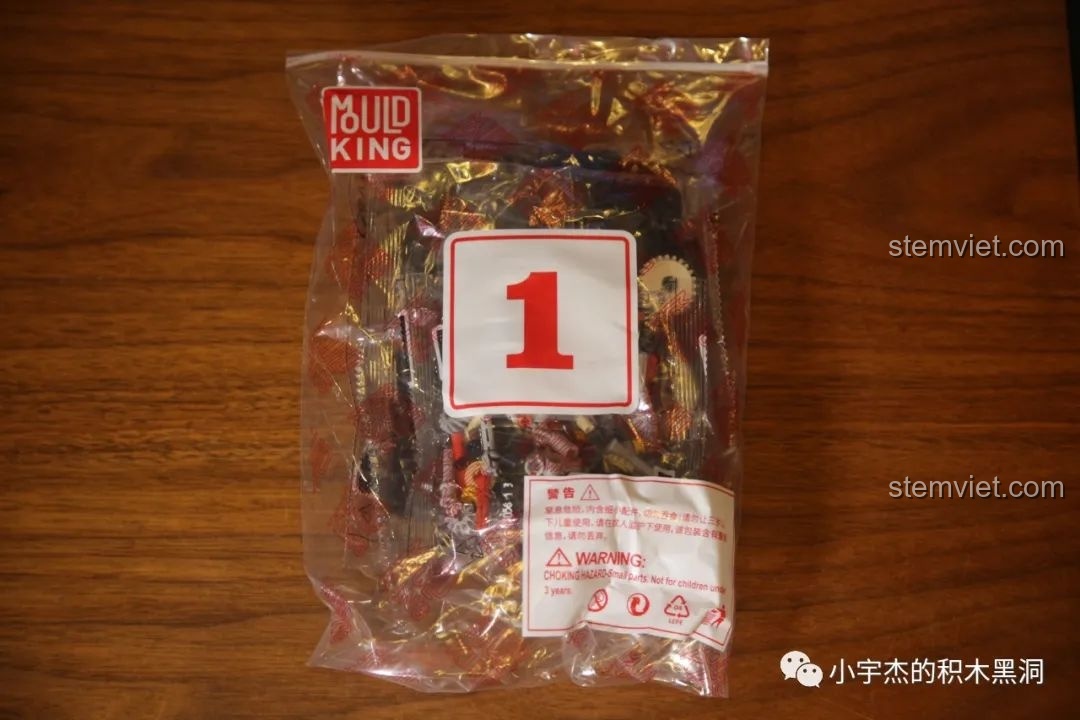 Toàn bộ mảnh ghép của túi số 1 của Mould King 13056 Lamborghini Hyper sau khi đổ ra, sẵn sàng lắp ráp khung gầm.