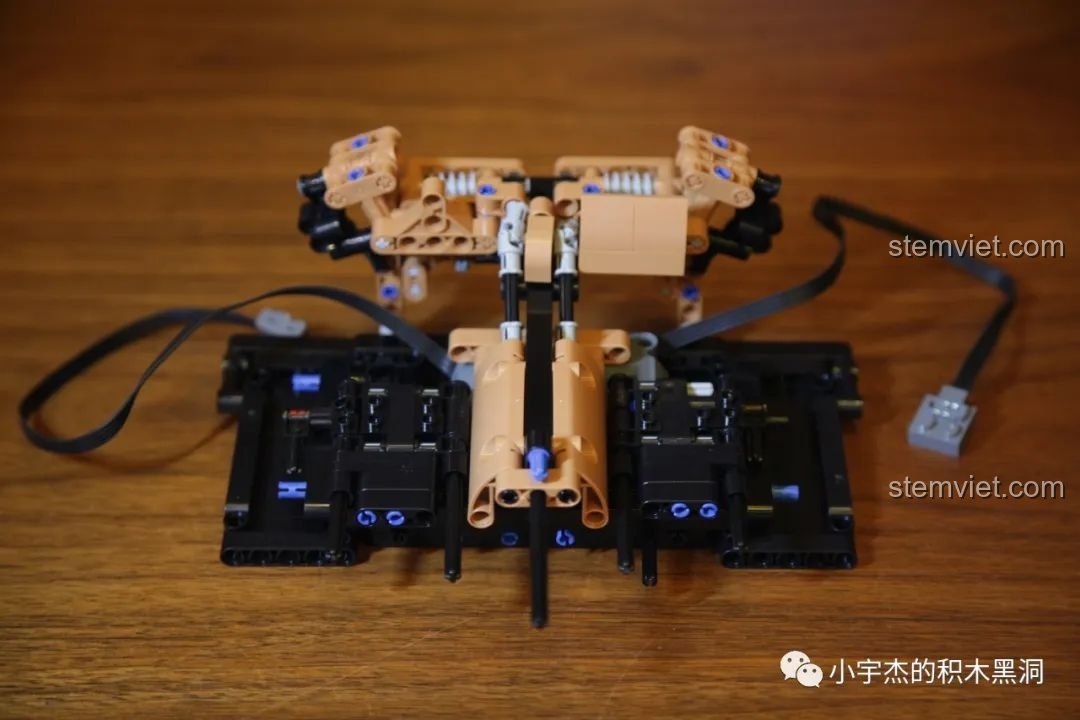 Toàn bộ mảnh ghép của túi số 5 của Mould King 13056 Lamborghini Hyper sau khi đổ ra, sẵn sàng lắp ráp ngoại thất.