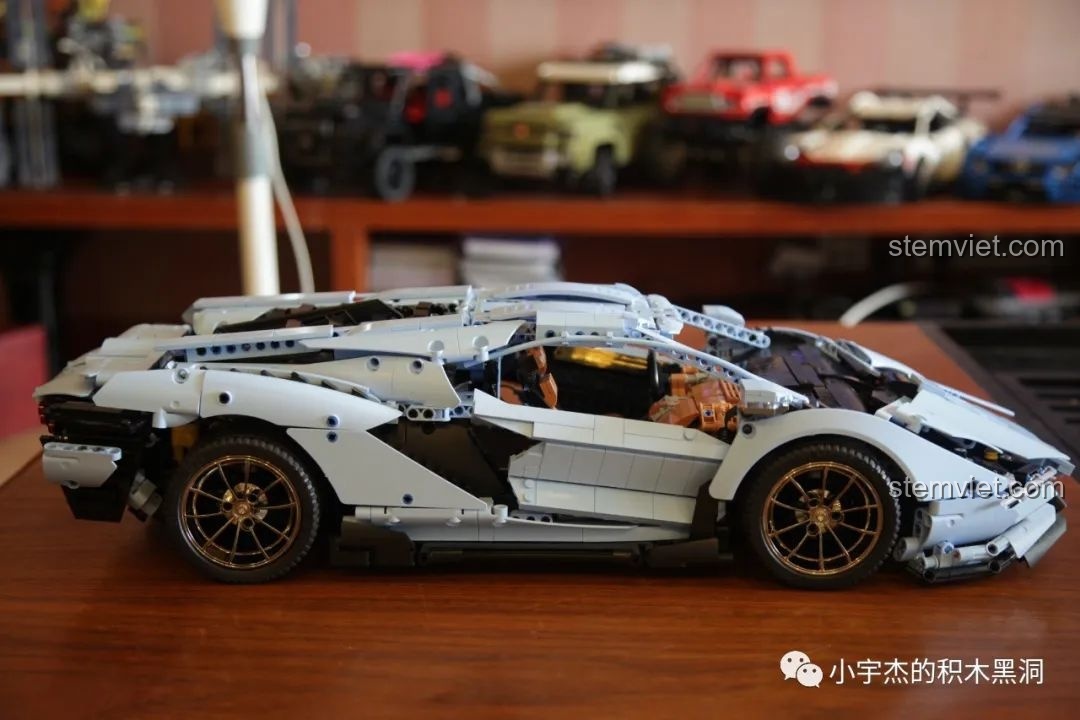 So sánh kích thước giữa Mould King 13056 Lamborghini Hyper và một mẫu xe khác, cho thấy sự hoành tráng.