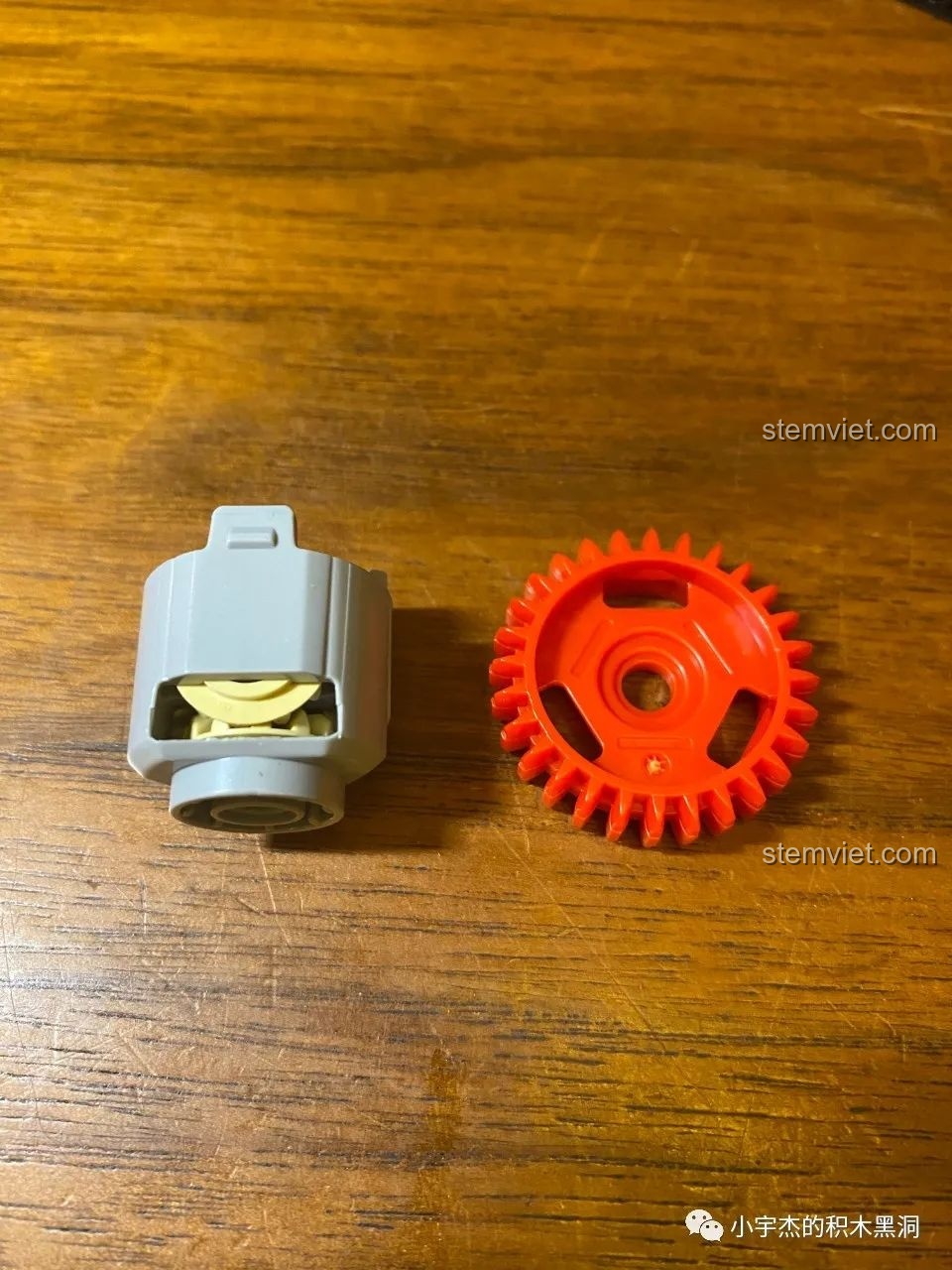 Phần thân xe và các chi tiết khí động học của Mould King 13056 Lamborghini Hyper được lắp ráp hoàn chỉnh.