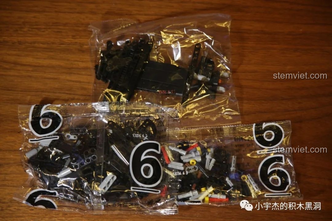 Phần thân xe và các chi tiết khí động học của Mould King 13056 Lamborghini Hyper được lắp ráp hoàn chỉnh.