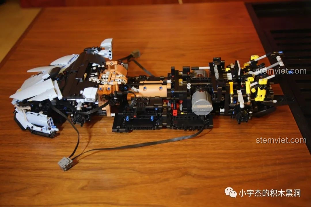 Phần thân xe và các chi tiết khí động học của Mould King 13056 Lamborghini Hyper được lắp ráp hoàn chỉnh.