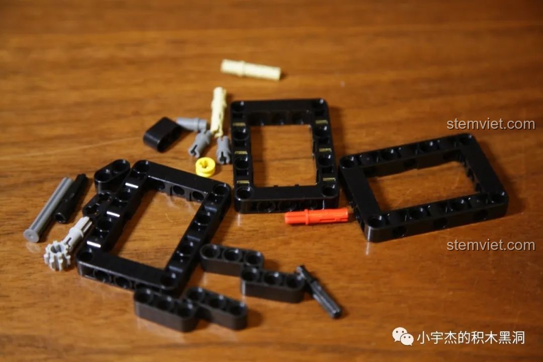 Các túi nhỏ hơn bên trong túi số 2 của Mould King 13056 Lamborghini Hyper, giúp phân loại mảnh ghép chi tiết.