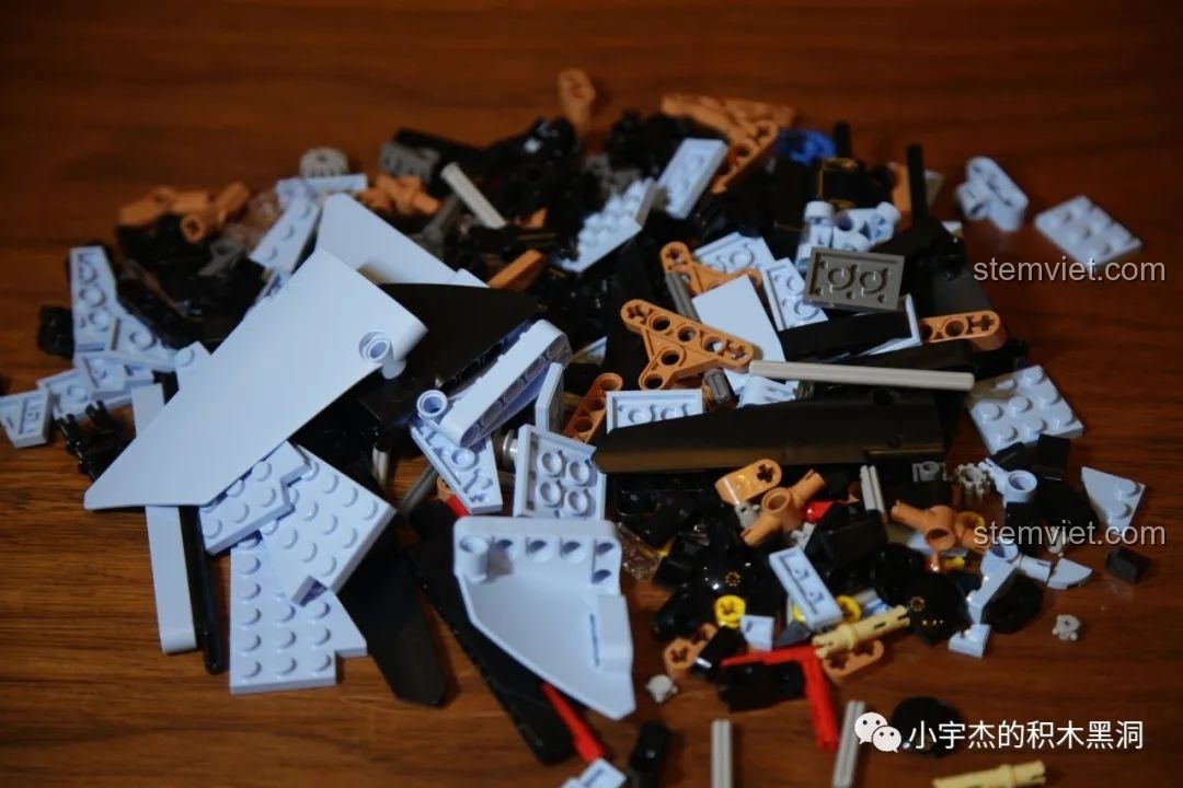 Túi linh kiện số 4 của Mould King 13056 Lamborghini Hyper, chứa các mảnh ghép cho phần thân xe và ngoại thất.