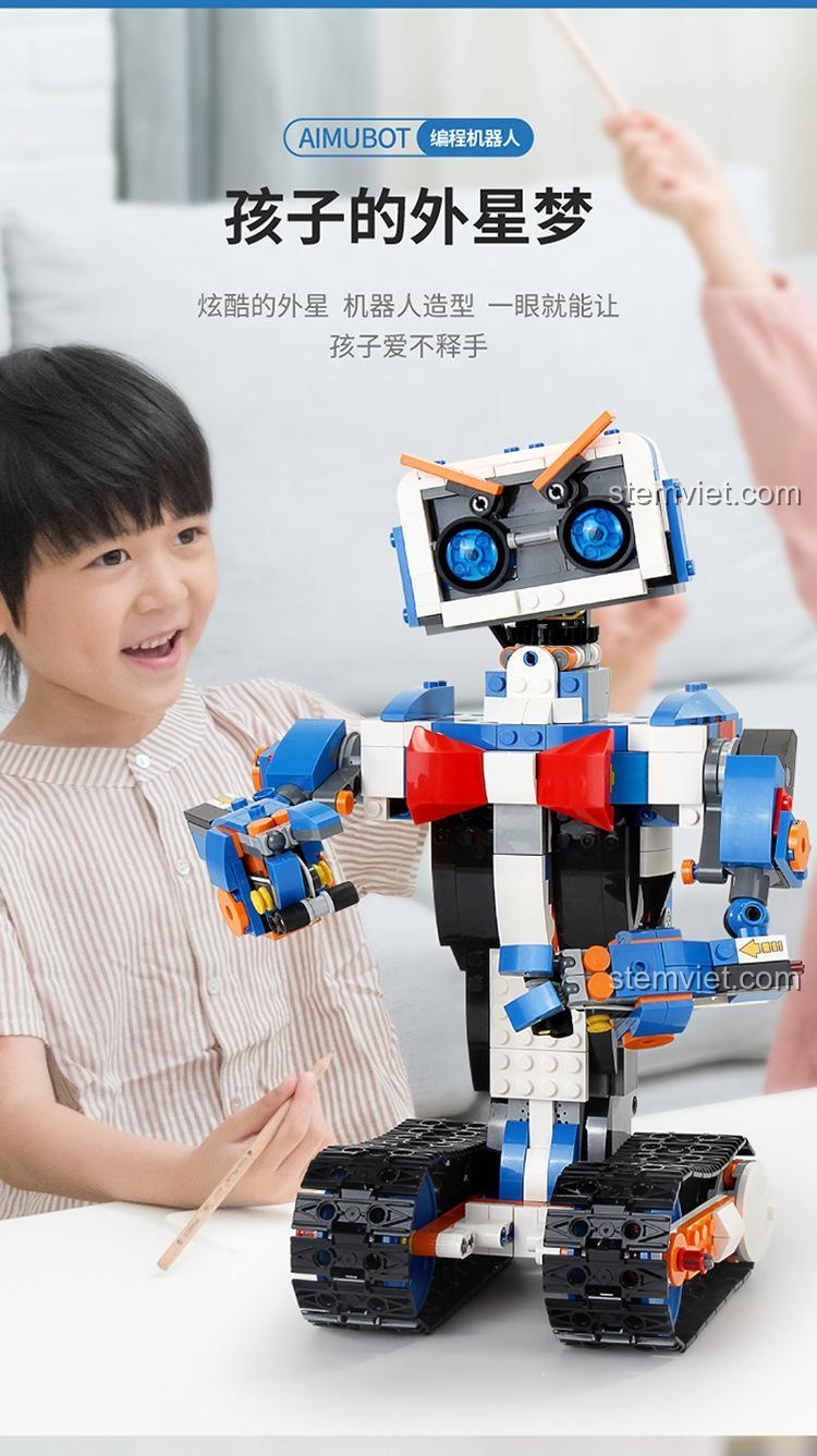 Bé trai thích thú chơi cùng đồ chơi mô hình Robot Aimubot 13063, thể hiện sự hấp dẫn của món đồ chơi công nghệ cao. Bộ lắp ráp Mould King giúp bé phát triển tư duy.