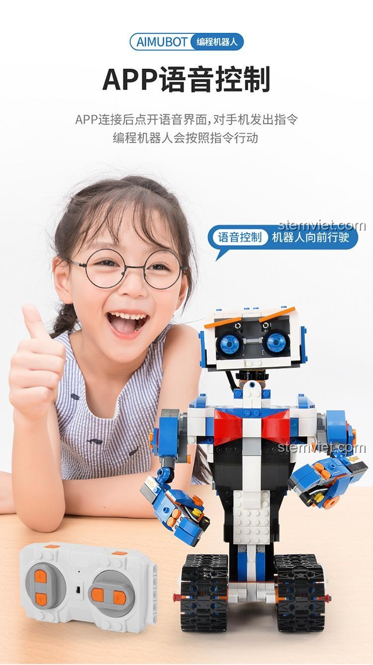 Bé gái vui vẻ điều khiển Robot Aimubot 13063 bằng giọng nói qua app điện thoại. Đồ chơi công nghệ cao Mould King phù hợp cho mọi trẻ em.