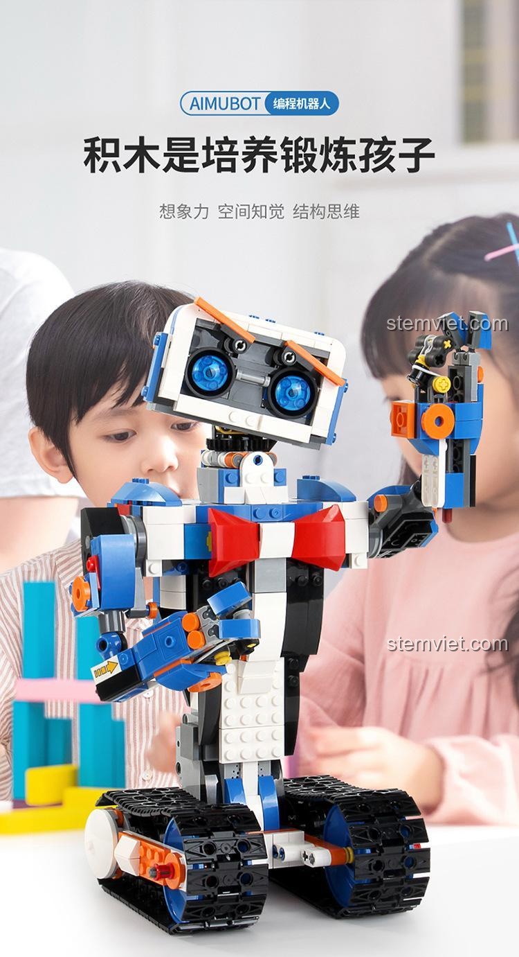 Bé trai tập trung lắp ráp bộ đồ chơi Robot Lập Trình Aimubot Mould King 13063, rèn luyện kỹ năng tư duy không gian và cấu trúc. Đồ chơi giáo dục STEM chất lượng cao.