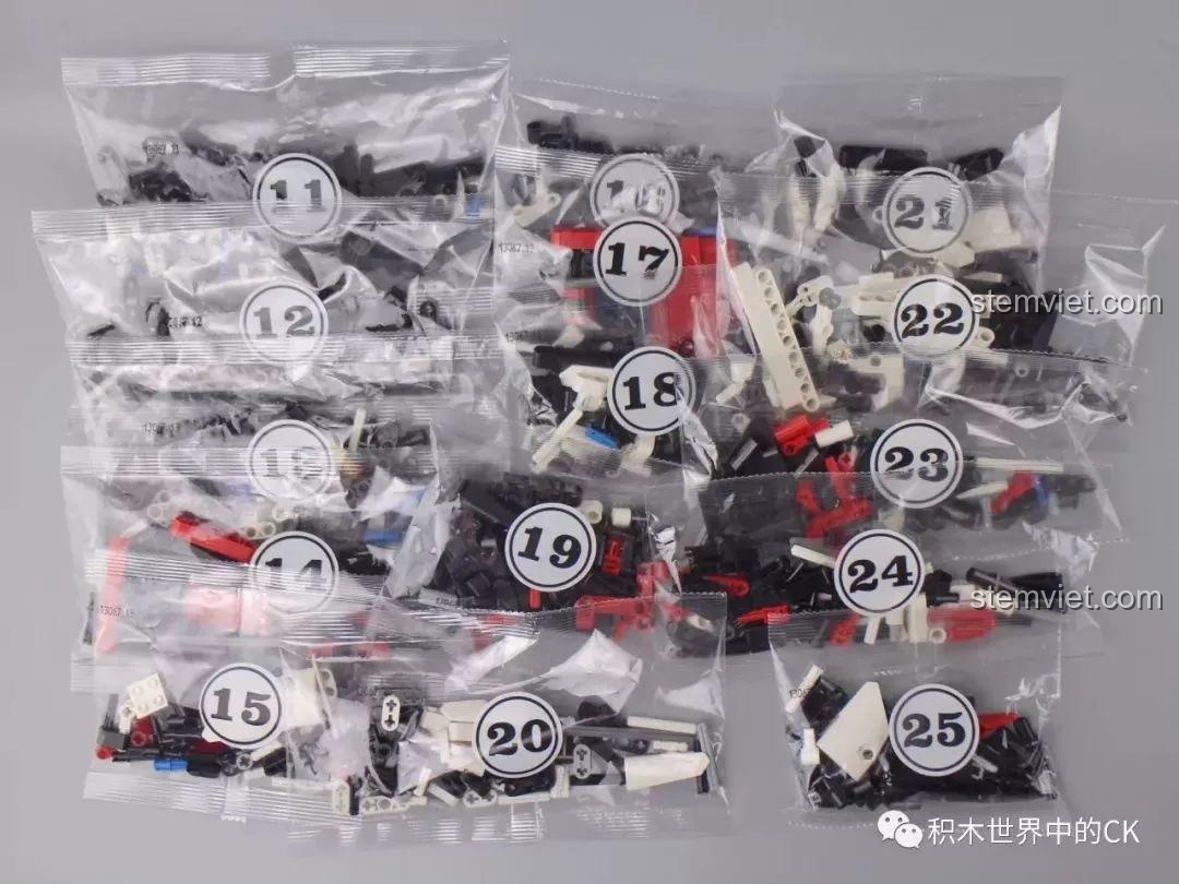 Bánh xe mạ điện và túi linh kiện dự phòng của bộ Mould King 13067 Icarus.